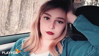 性感宝贝欢快地吮吸着折扣卡