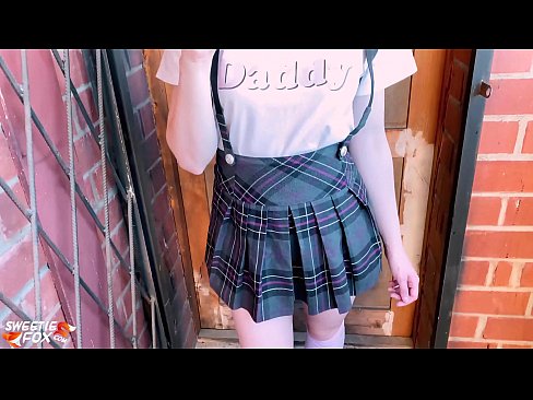 ❤️ 女学生深深地吸吮她的鸡巴，代替上课做爱 Porno ❌️