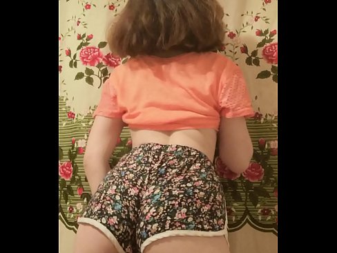 ❤️ 性感的年轻宝贝在镜头前脱下她的短裤 Porno ❌️