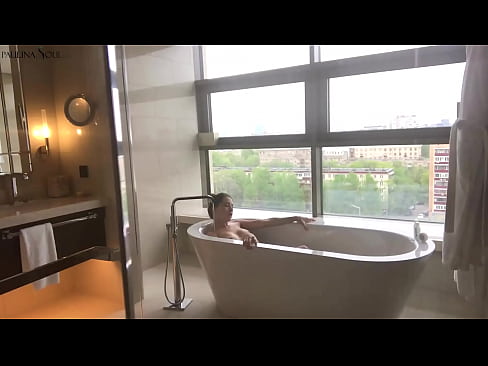 ❤️ 巨大的宝贝 激情地在浴室里撸起了她的阴部 Porno ❌️