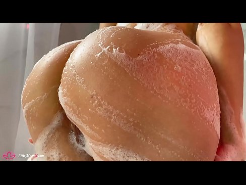 ❤️ 布鲁内特在淋浴时用振动器自慰阴部达到强烈的高潮 Porno ❌️