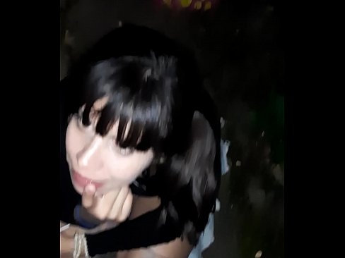 ❤️ 在街上膨胀的阴茎,以换取糖果 Porno ❌️