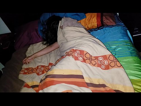 ❤️ 继子在年轻的继母睡觉时责骂她 Porno ❌️
